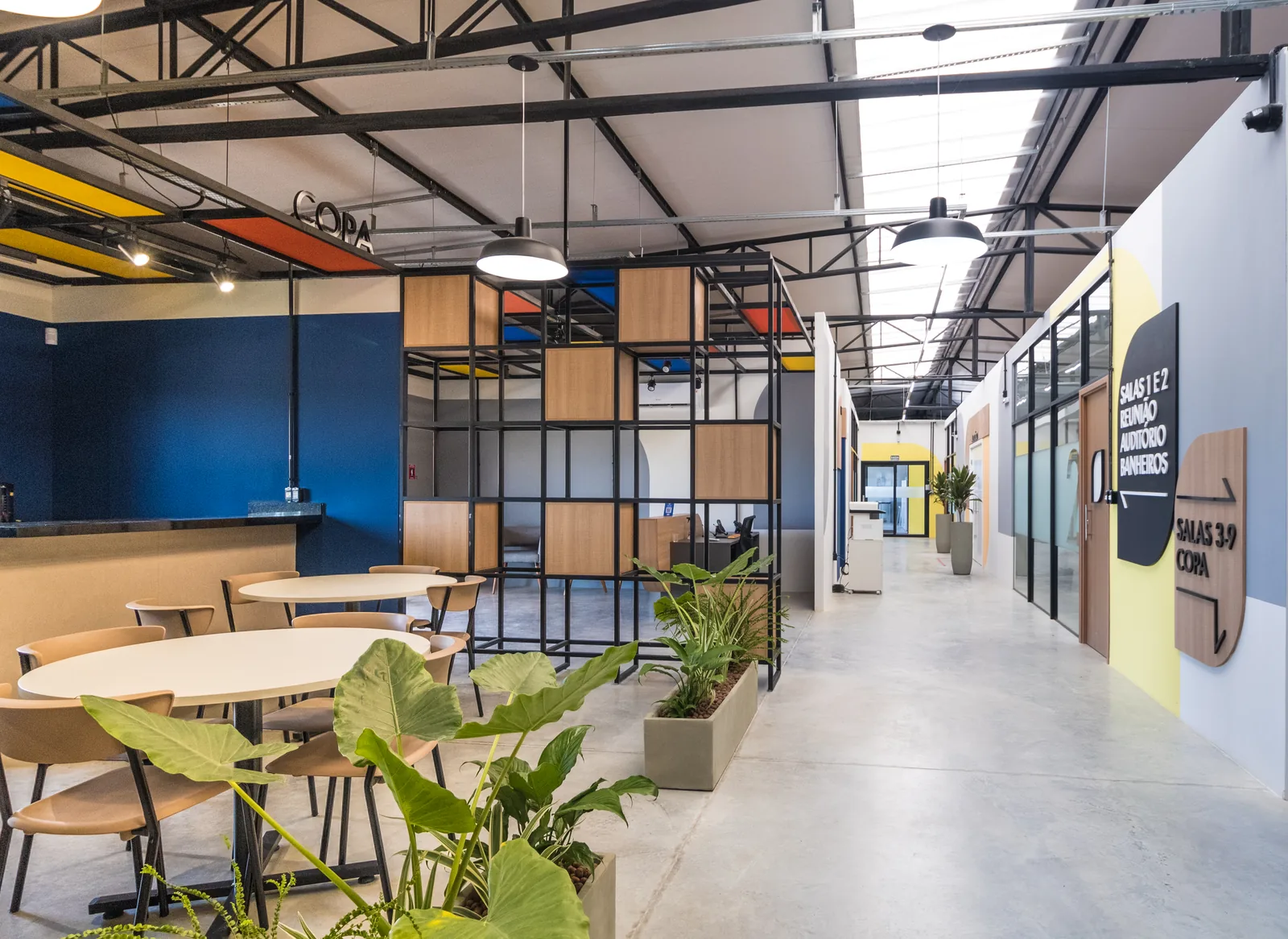 Ambiente corporativo da obra FLK
